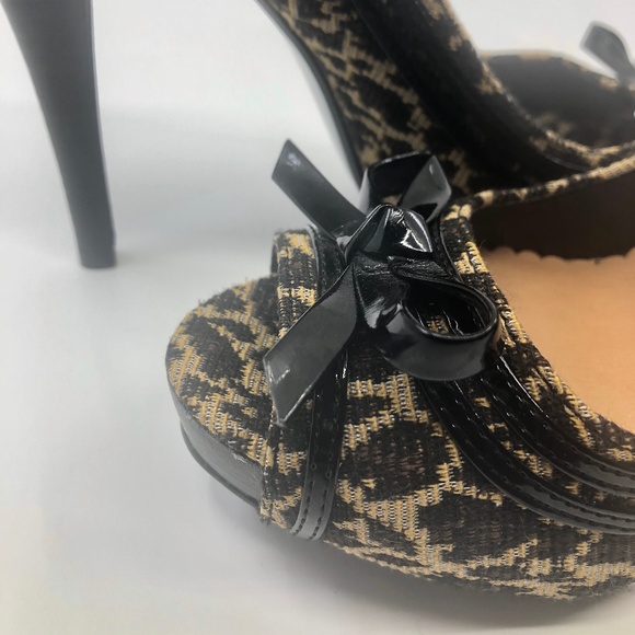 Leopard Print Peep-Toe Me Too Heels - Picture 7 of 7